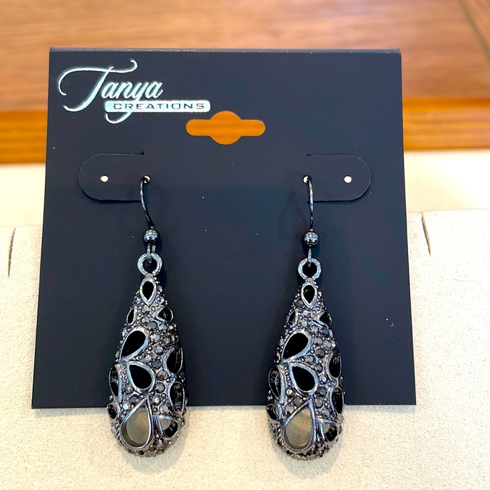 Black Cutout Teardrop Pendant Earrings BRAND NEW